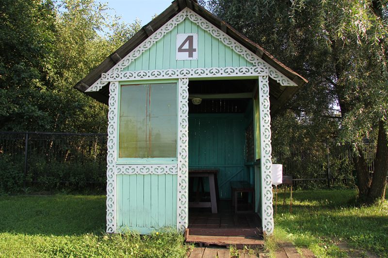 Крытая беседка со столом и лавками